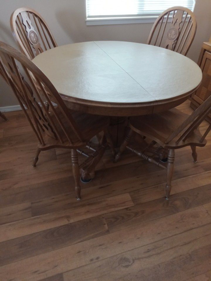 Oak Table, 8 Chairs, 2 Leaves & Padded Top Cover