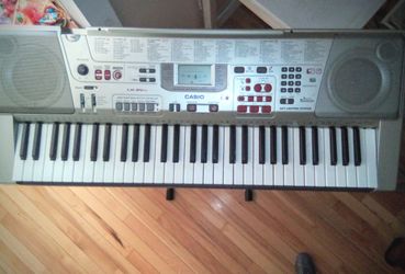 Casio Keyboard w/ stand 