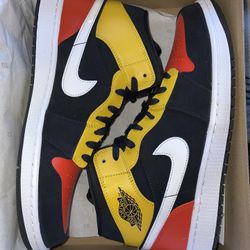 Jordan 1 mid SE         size 11 