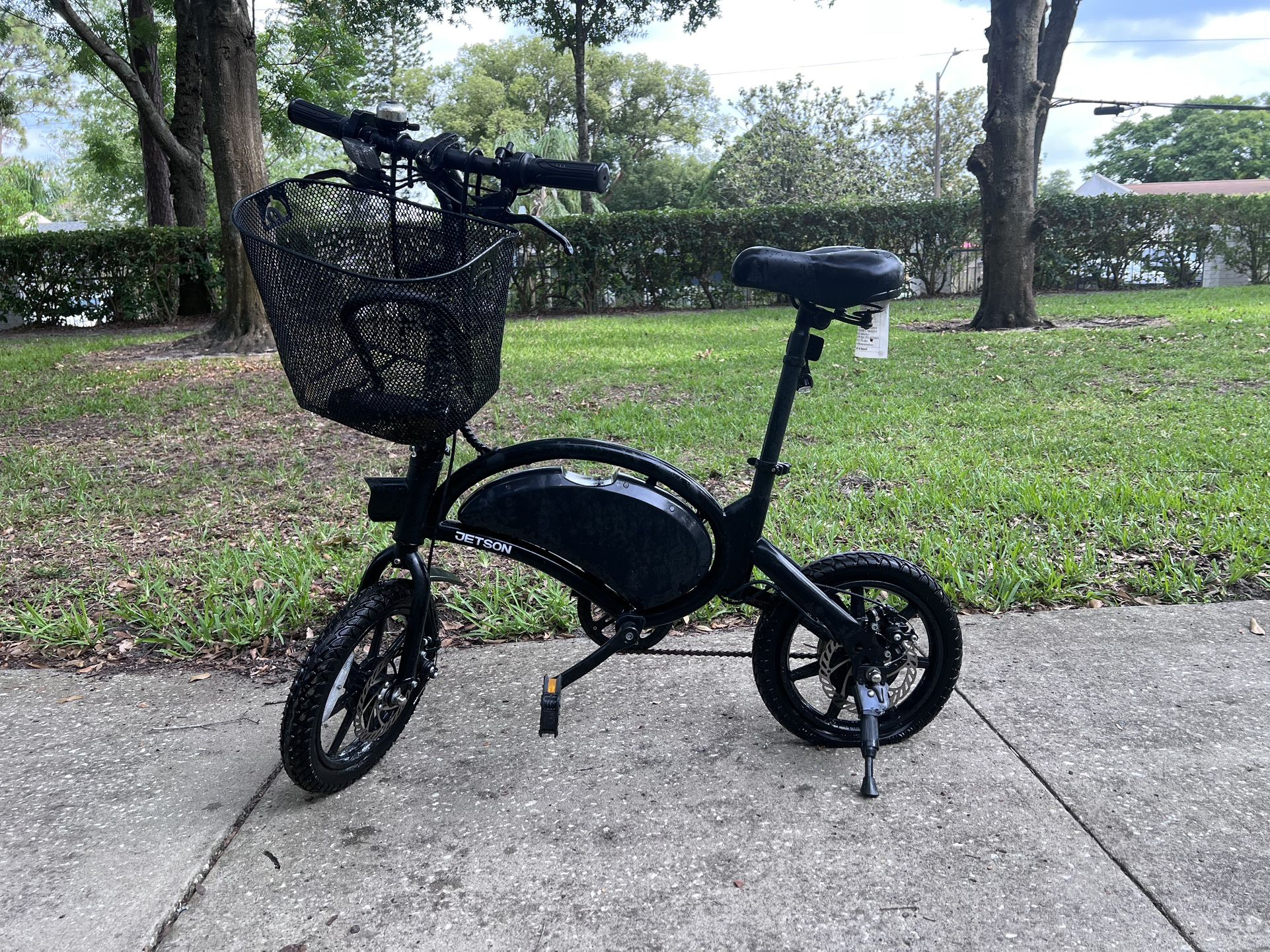 Jetson Bolt E-Bike w/ Basket – (Used, As-Is)