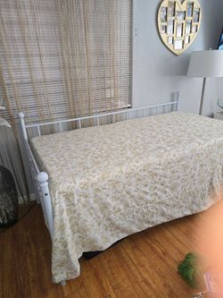 Cama tuwin tiene  bueno coloche son blanco