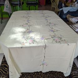 Vintage Embroidered And Appliqueed Cut Work Tablecloth Set