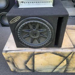 UNA BOCINA KICKER Y AMPLIFIER 