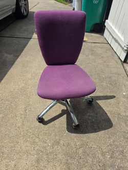 Pottery barn kids ajustable desk chair with 5 legs.