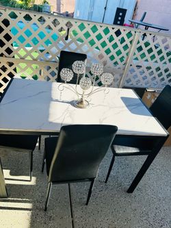 4-piece dining set with a faux marble design
