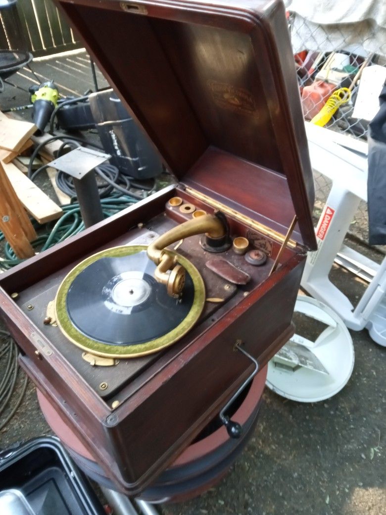 Antique Crank Up Victrola Phonograph