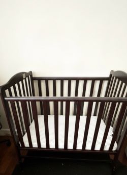 Mini crib with mattress