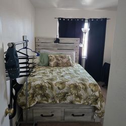 Bedroom And Dresser w/mirror Set