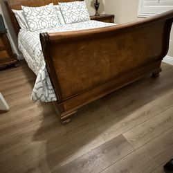 Queen Bedroom set with Mattress, 2 Night Stands, 2 lamps And Dresser with mirror 