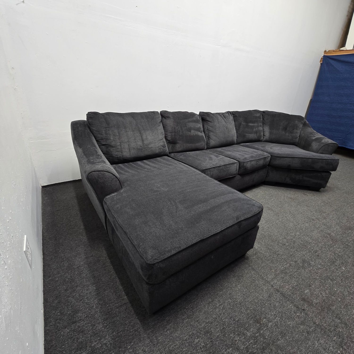 Can Deliver! $1250 OFF Clean Black Sectional Sofa Couch