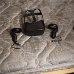 Oculus Quest 1 W/ Controllers