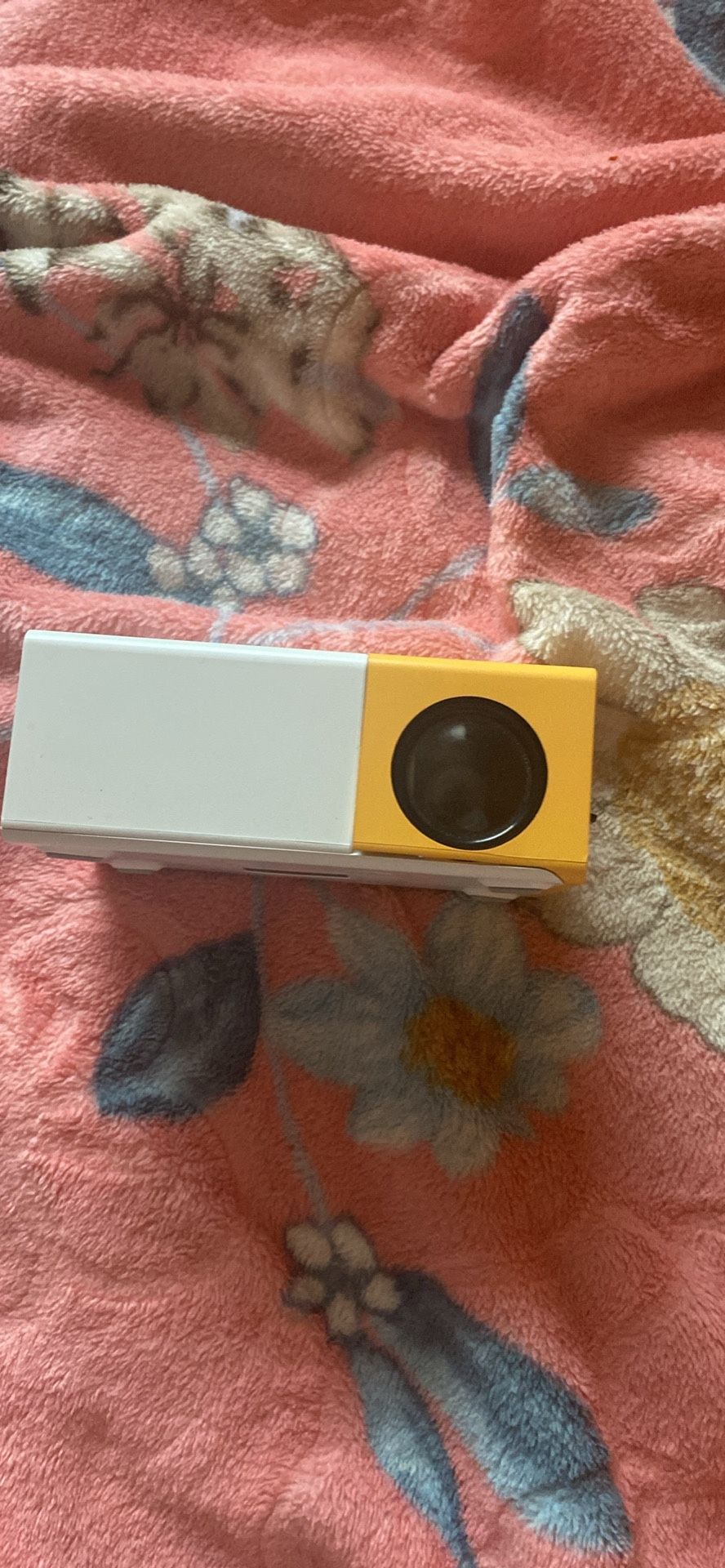 Mini yellow projector