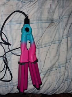 Triple Barrel Hair Waver Curling Iron