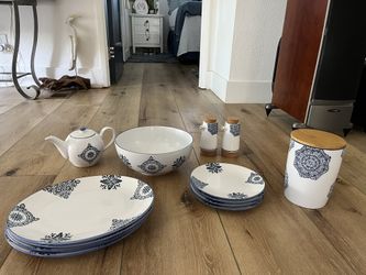 Beautiful Plates Set