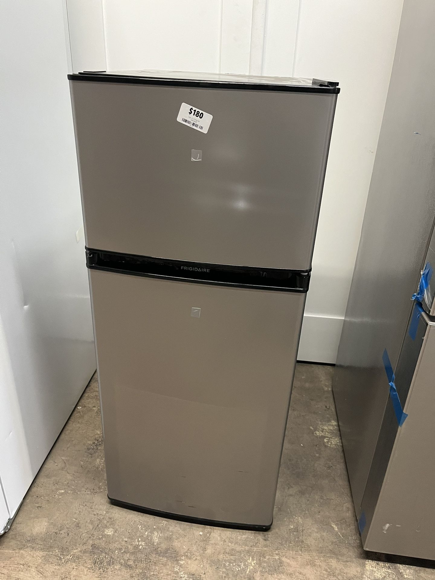 Frigidaire - Mini Fridge 4.5 Cu Ft silver