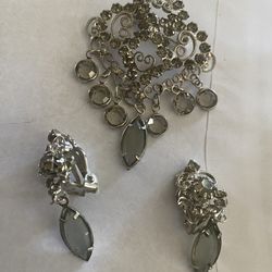 (JE19)Vintage Brooch and Clip On Earring Set