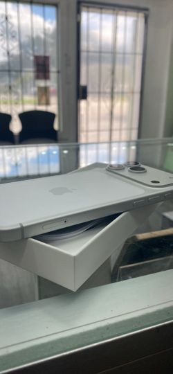 17 pro max 256gb unlock with sim tray!! Financing available!