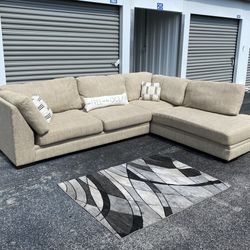 Like New Elegant Beige Sectional Couch/Sofa w/Chaise (FREE DELIVERY🚛)