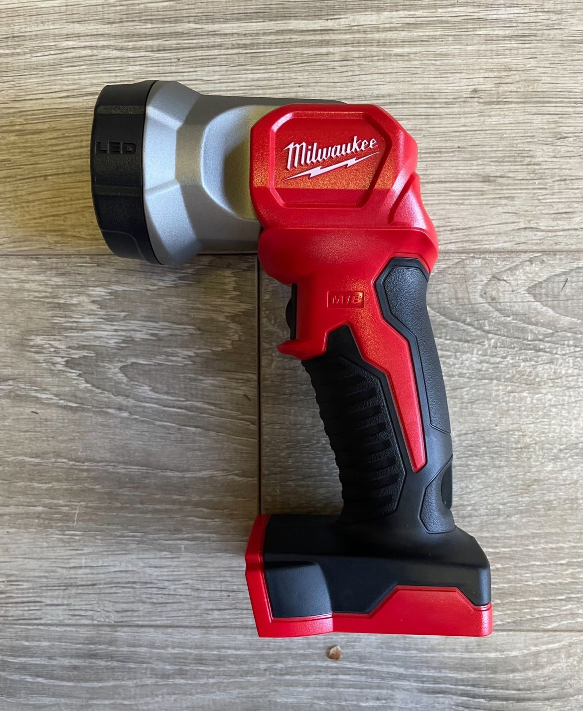 Milwaukee M18 18-Volt Lithium-Ion Cordless 100 Lumens LED Flashlight (Tool-Only)