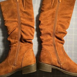Stylish brown suede boots with side zippers. Dream pairs fur lined . Size 7