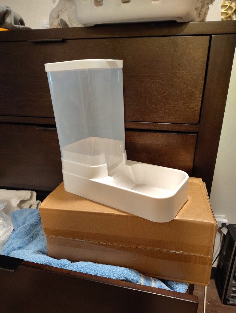 •Brand New •Pet Food Dispenser•IN BOX•