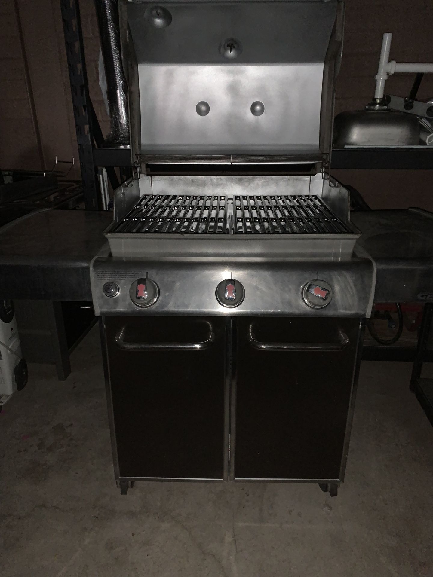 Really Nice Weber Genesis Edition BBQ Grill Propane 3 Burners