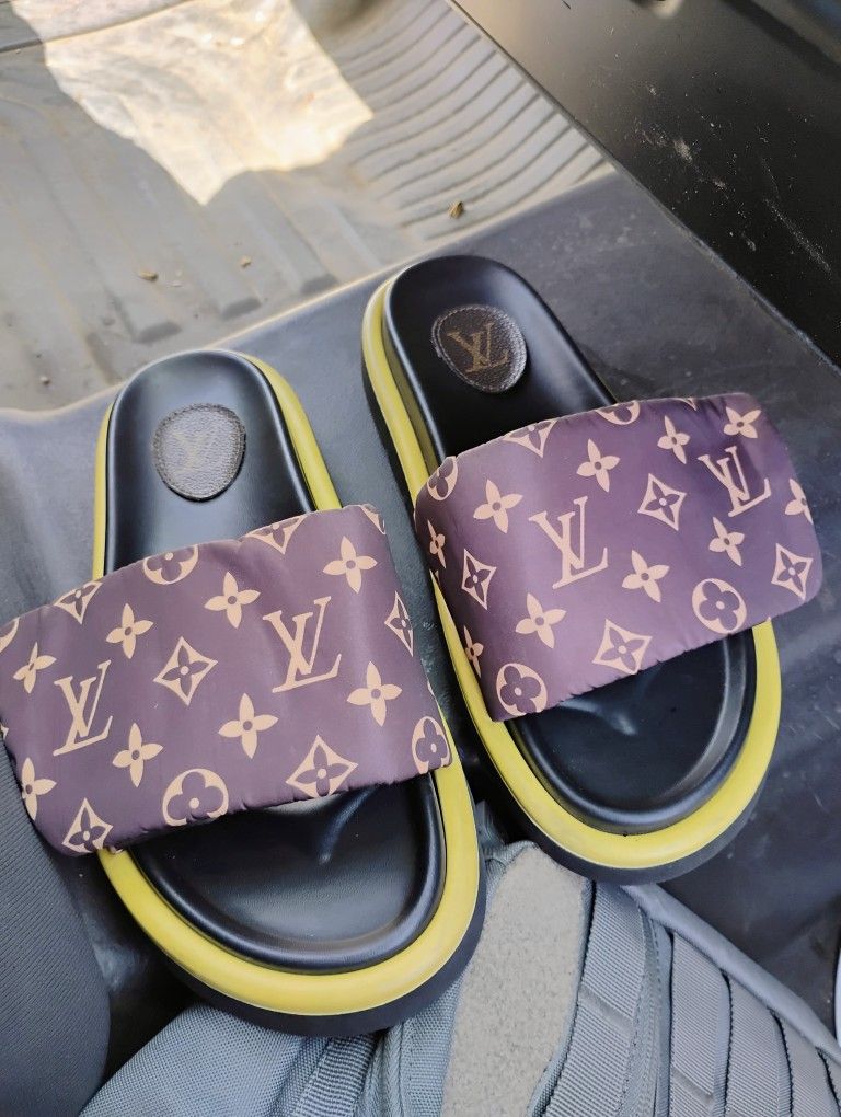Louis Vuitton Slippers 300 Obo