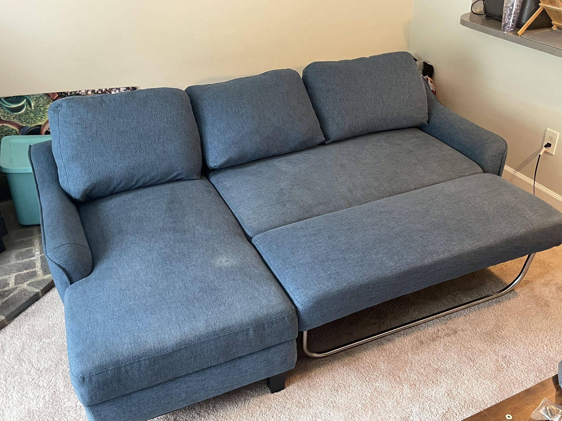 QUEEN SIZED PULL OUT COUCH 