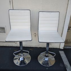 WHITE BARSTOOLS