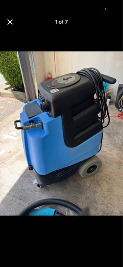 Portable carpet cleaning machine