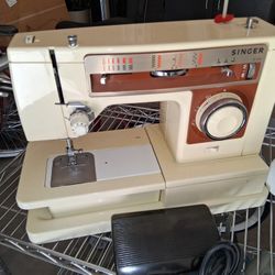 Very Nice Vintage Sewing Machine In Excellent Condition Works Great Ready To Sew $60 Firm