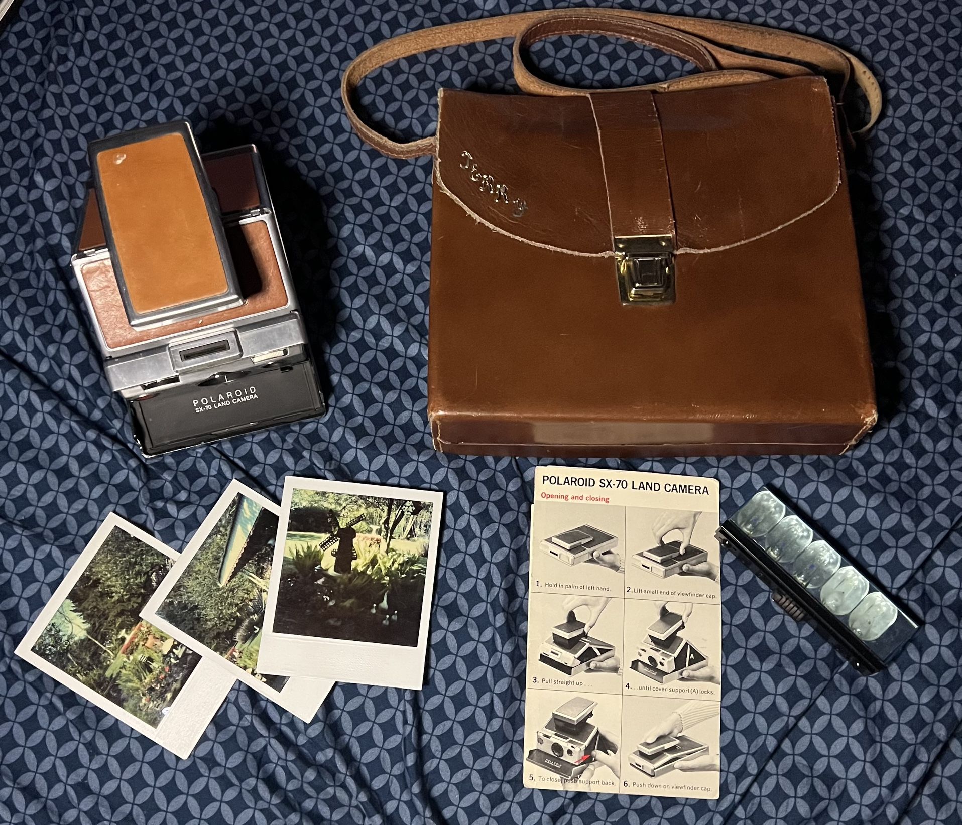 Vintage POLAROID SX-70 LAND CAMERA