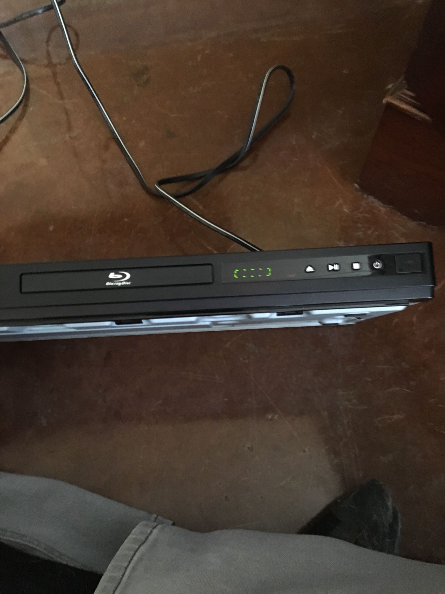 Blu-ray and DVD player works fine comes with remote