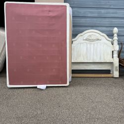 ❤️BEAUTIFUL VINTAGE QUEEN SIZE BED FRAME- MATRESS AND BOXSPRING INCLUDED❤️