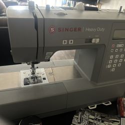 Singer Heavy Duty sewing Machine 6700C