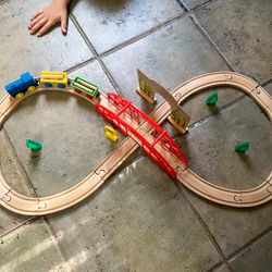 Play22 31 Piece Wooden Puzzle Train Track Set with Bridge