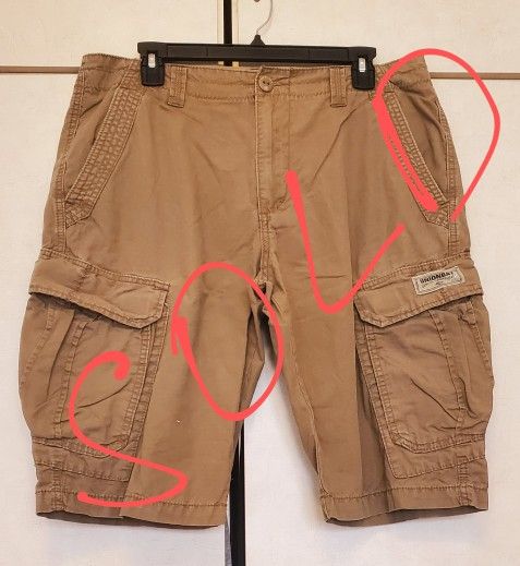 UNIONBAY Men's Survivor Cargo Short Size 34 Brown khaki Cotton Pockets w velcro RN 60307 Like new Made in Vietnam
Description
Cargo short in vintage