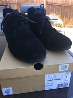 TOMS WEDGES SIZE 5 Youth