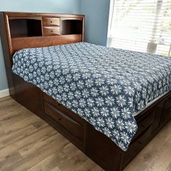 Queen Size And Desk Set 