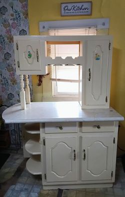 Kitchen cabinet with hutch
