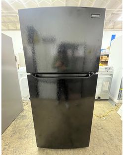 Frigidaire 18.3-cu ft Standard-Depth 30-in Wide Top-Freezer Refrigerator ( Black ) Garage Ready