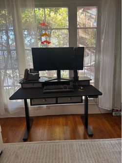 Electric standing desk