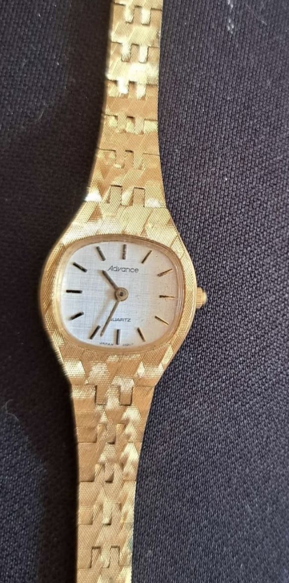 Watche Advance Vintage Quartz 7" Watch Gold Color Y120A Works with stainless steel back and metal bezel Old watch 