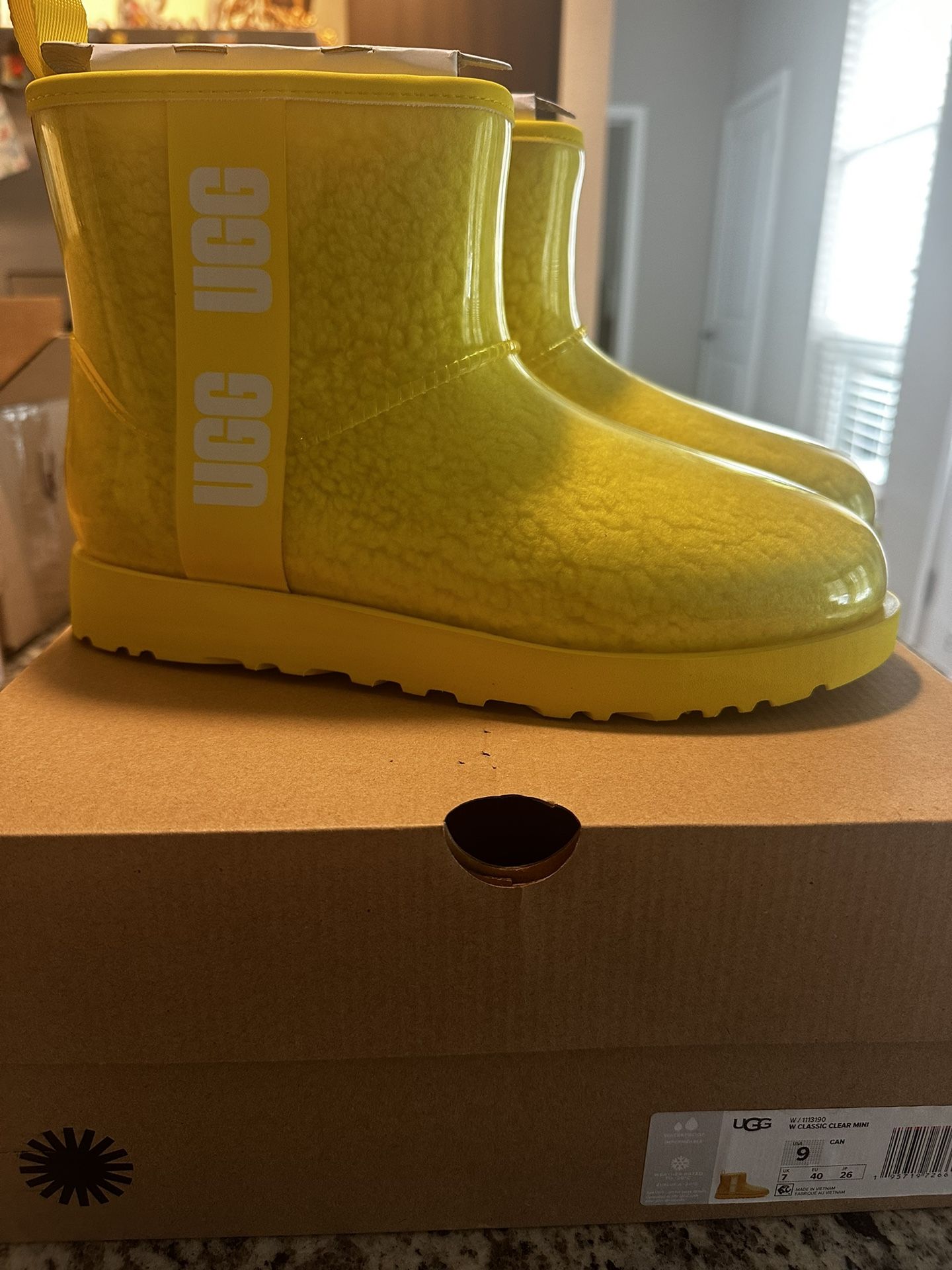UGG