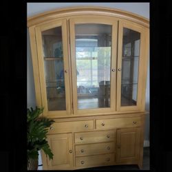 Gorgeous Hutch/Cabinet
