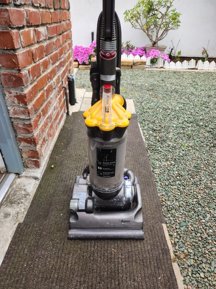Dyson DC33 Vacuum Cleaner