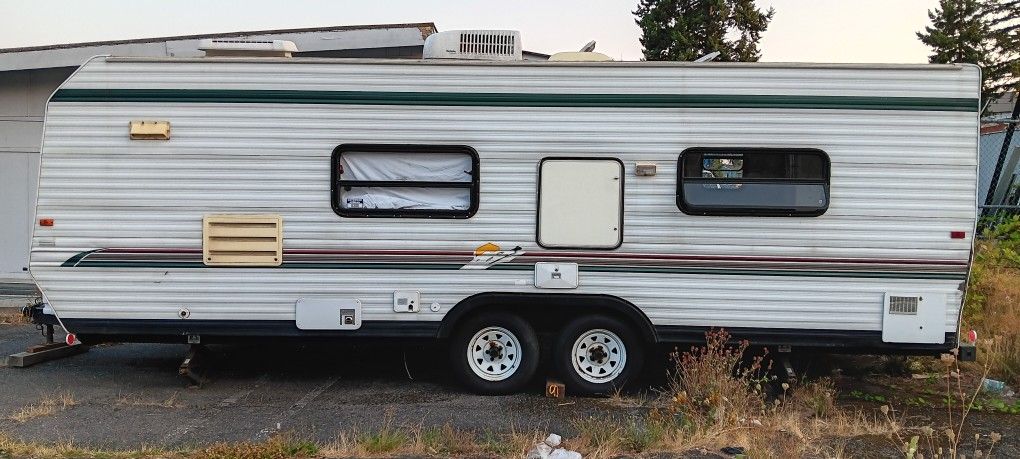 Sunline Saturn Camping Trailer 25' for Sale in Seattle, WA - OfferUp