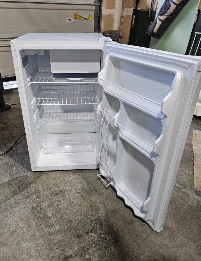 Daewoo 4.4 Cubic Foot Energy Star Fridge