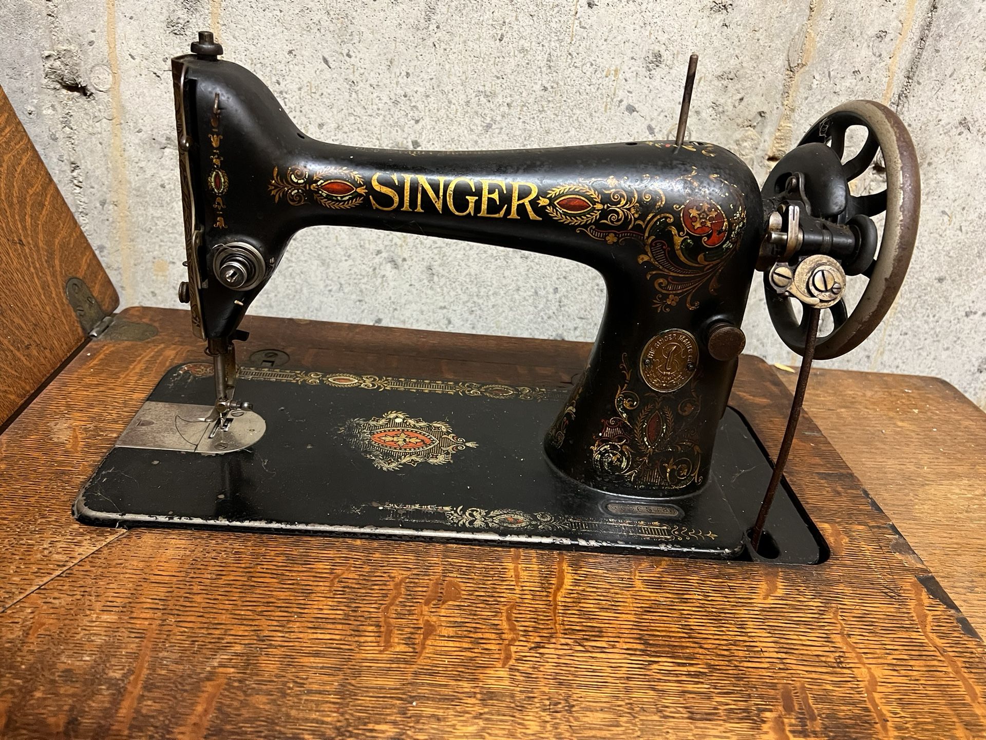Antique 1914 Singer Sewing Machine In Cabinet