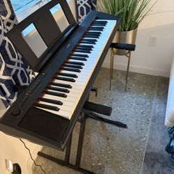 Piaggero np-12 Yamaha Keyboard 